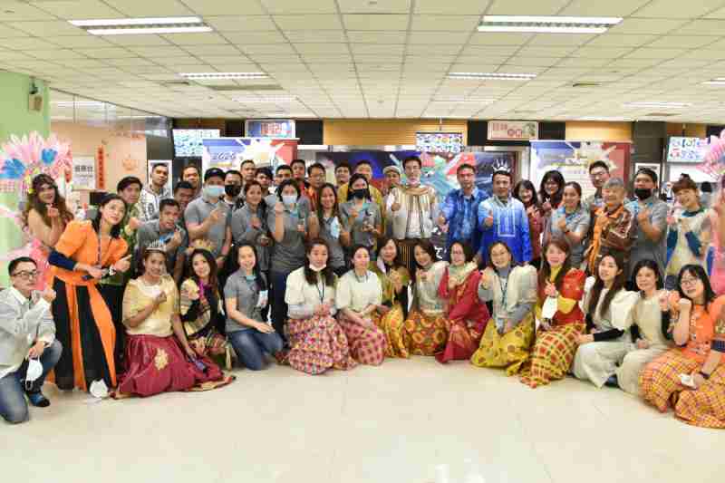 友達推動「安心、、、創新、、用心、、、同心、、盡心」五星職旅，，為菲籍員工打造全方位照護，，首度贏得「人權實踐與發展領袖獎」殊榮