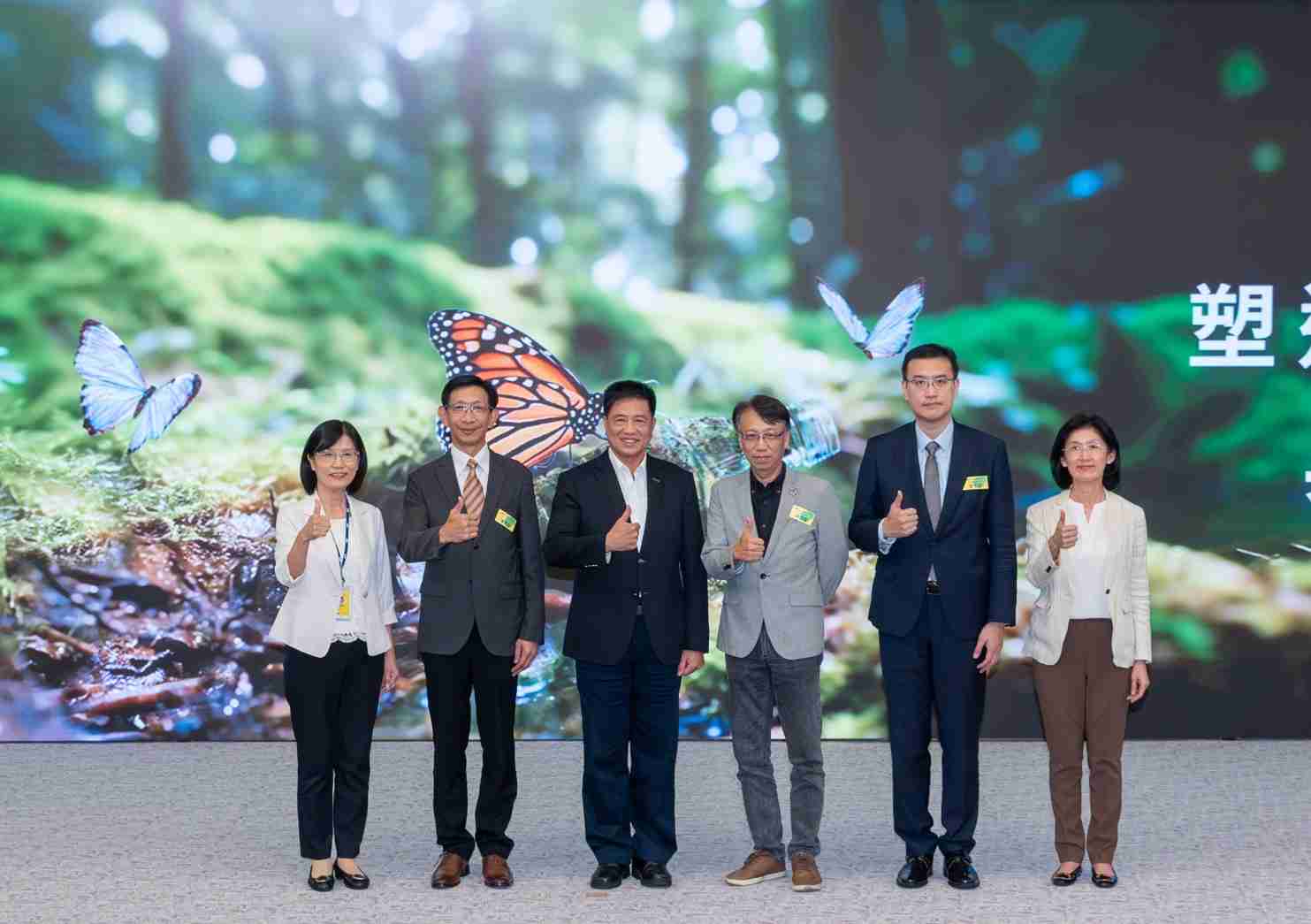 友達2023 CSR共榮大會，，，邀請領域專家分享交流生物多樣性管理趨勢、、無塑產品、、、海廢永續塑料等議題  （圖左到右：友達光電永續長古秀華、、、3M台灣技術長陳君杰、、、、友達光電董事長暨集團策略長彭双浪、、光寶科技企業永續發展處處長陳慶暉、、、安永聯合會計師事務所執業會計師曾于哲、、、、友達光電供應鏈總部副總經理吳宜芳）