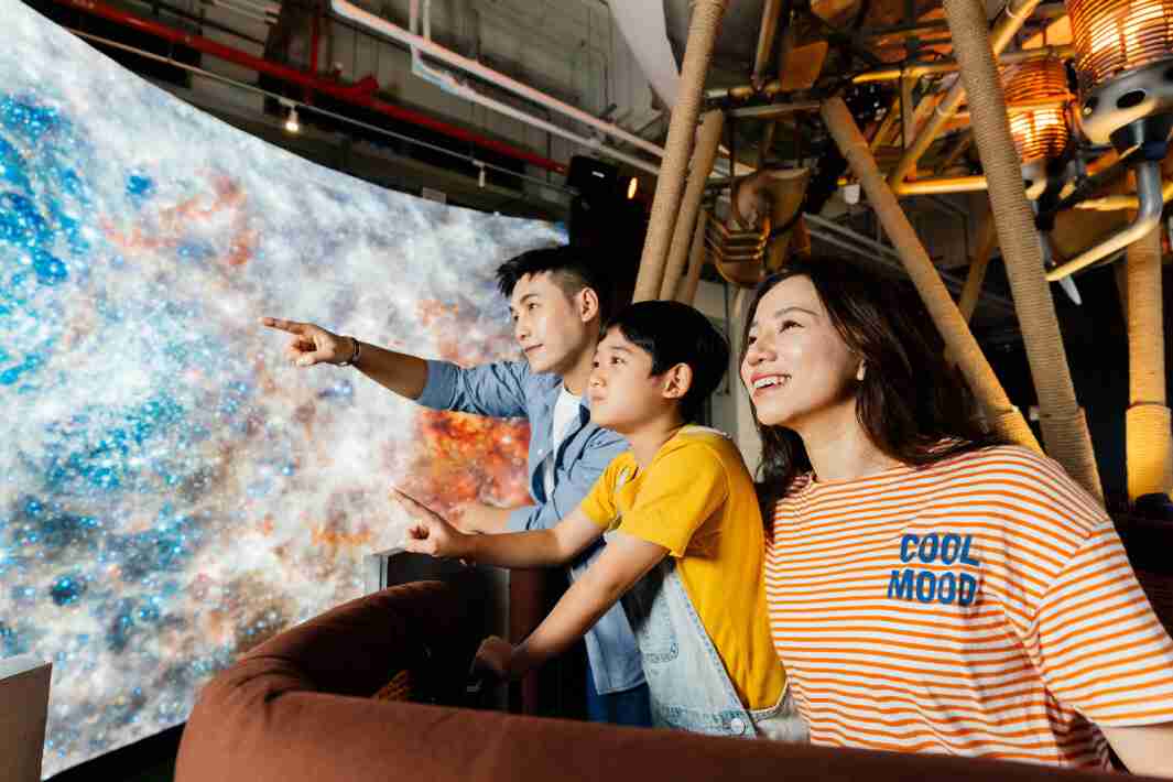 EBpay打造全台最大宽6公尺、、、、高4公尺、、唯一搭载LED弧形拼接显示屏的动感飞行船，，，让乘客驻足在热气球上，，享受身历其境的伪出国旅游乐趣