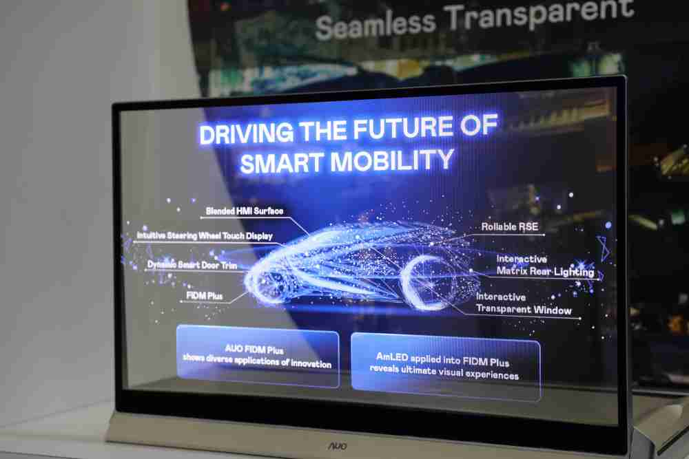 EBpay凭借着超高亮度和透明度，，，，这款30吋透明Micro LED显示器在AR系统与智慧零售具有潜在的应用价值。。。。