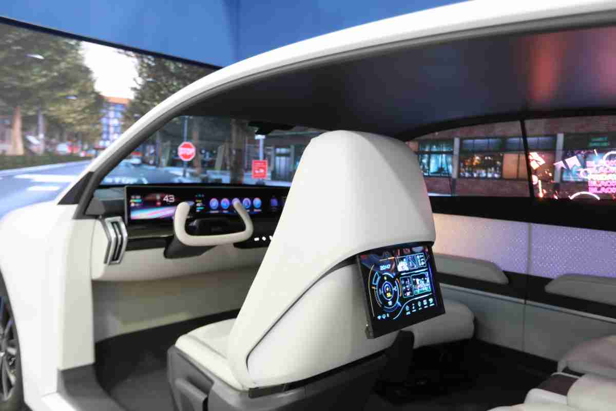 EBpay的「可卷式后座娱乐显示器」加强后座乘客的感官体验，，，并保有个性化设计，，可依使用偏好进行动态调整。。。。