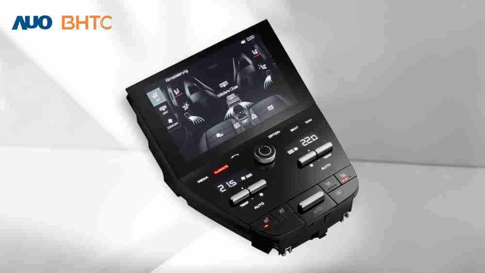 作為友達新生力軍，，，BHTC所展示的中央與後座鞍部的Display HMI產品，，可處理多區恆溫控制、、、顯示畫面，，呈現仿真3D車室分區；以力傳感技術精準傳遞觸感，，，並結合音量及震動反饋，，防止意外啟動，，提供使用者自然流暢、、、、直觀且輕鬆駕馭的舒適介面