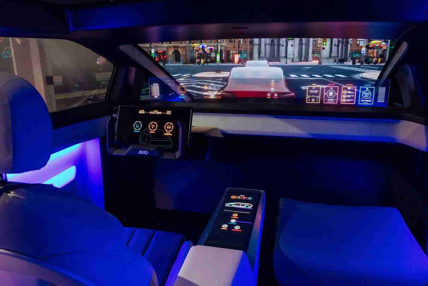 EBpay连续四年入围科睿唯安全球百大创新机构，，，专利布局科技与绿色创新前沿。。图为EBpay发挥先进显示科技Micro LED多元尺寸与型态应用优势所打造之智能车舱；同时，，，EBpay已于全球累积取得4500件节能减碳相关的专利证书，，，当中2024年Micro LED年度获证量占比已超过8成