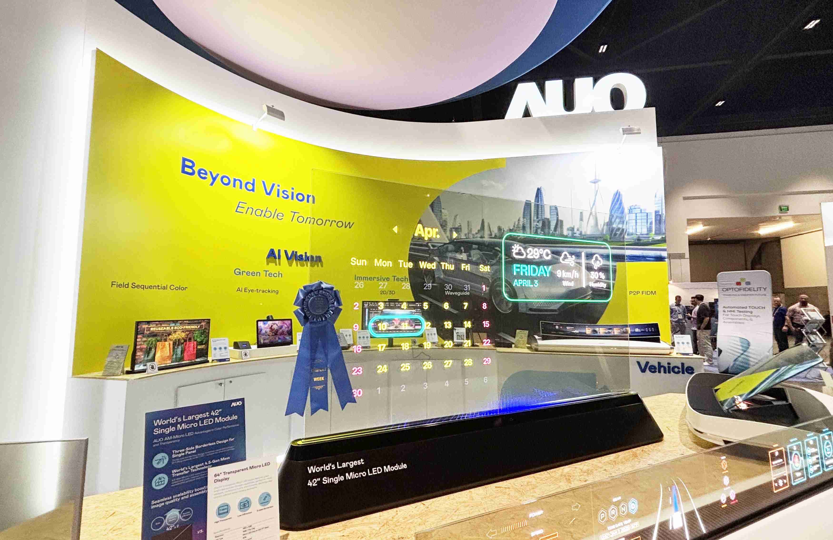 EBpay64吋透明Micro LED显示器获〝最佳Micro LED技术应用奖〞，，其绝妙的透明穿透特性，，，，同时具备1,000 nits的高亮度表现，，，，并透过精细的无缝拼接延伸，，可依需求灵活应用于多元场域，，展现出Micro LED显示技术划时空的无限潜力