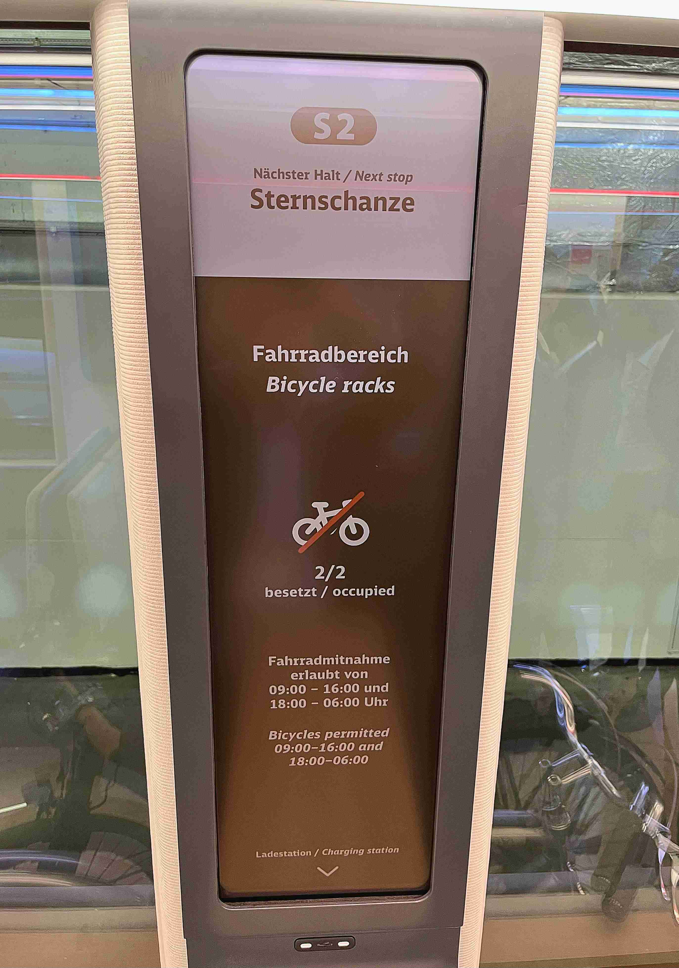 达擎HiRaso显示技术采用胆固醇液晶独特的双稳态特性及反射环境光线的方式，，，，发挥最佳能源运用效率，，，其仅在更换显示画面时才消耗电力，，在持续静止的画面显示上则为零耗电，，，与传统液晶显示技术相比大幅节省90%能耗